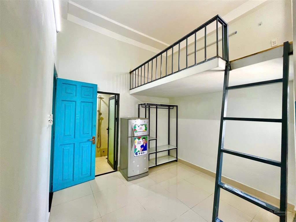 Phòng ban công có gác siêu thoáng nằm ngay thoại ngọc hầu kế bên đại học văn hiến