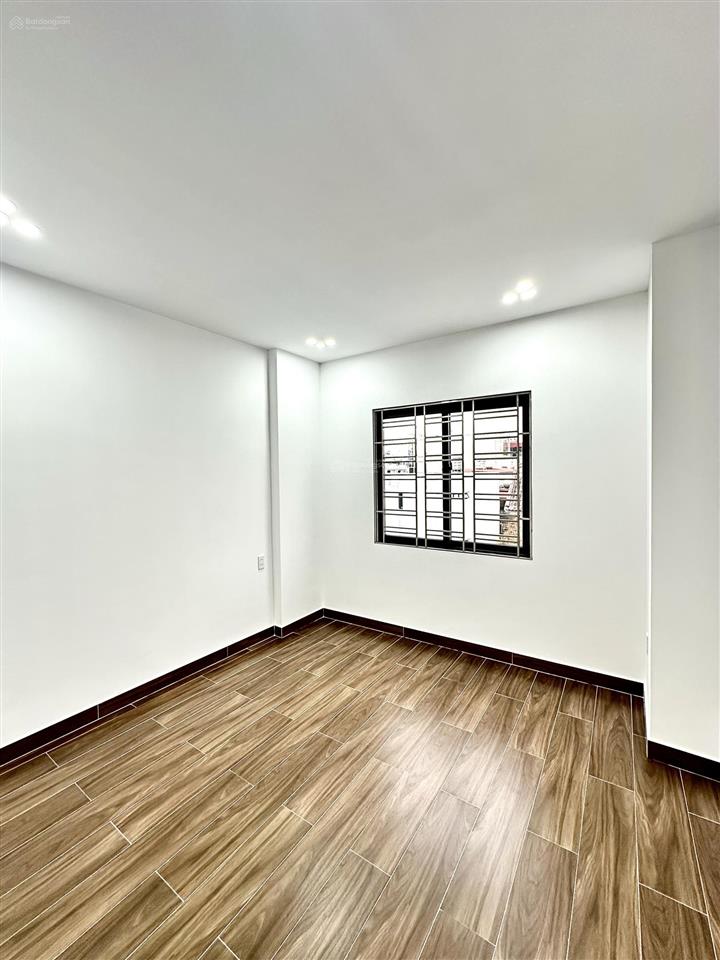 Nhà 5 tầng thang máy mặt ngõ hồ sen  ô tô vào trong ngõ