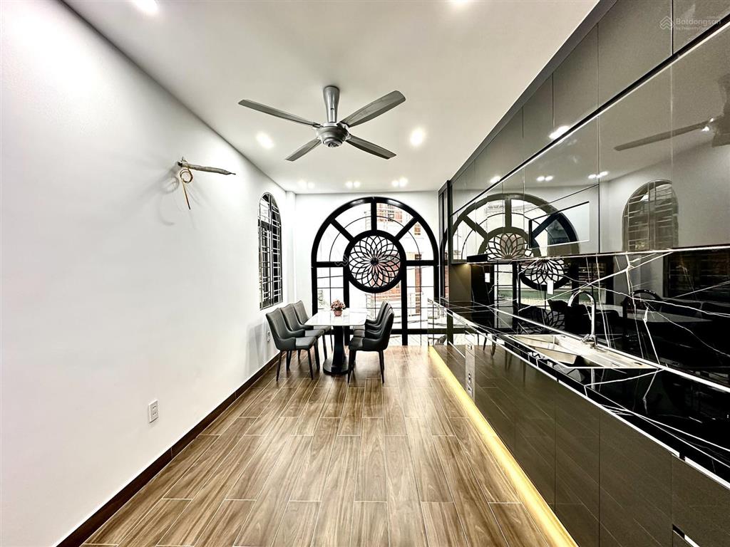 Nhà 5 tầng thang máy mặt ngõ hồ sen  ô tô vào trong ngõ