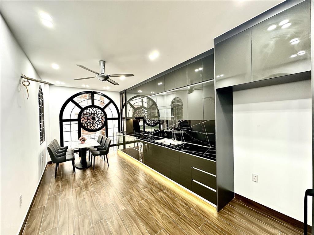 Nhà 5 tầng thang máy mặt ngõ hồ sen  ô tô vào trong ngõ