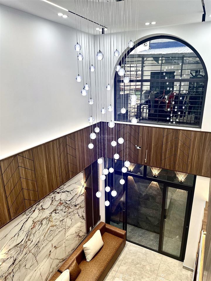 Nhà 5 tầng thang máy mặt ngõ hồ sen  ô tô vào trong ngõ