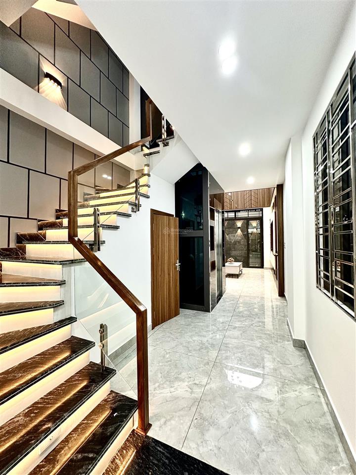 Nhà 5 tầng thang máy mặt ngõ hồ sen  ô tô vào trong ngõ