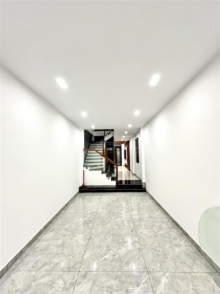 Nhà 5 tầng thang máy mặt ngõ hồ sen  ô tô vào trong ngõ