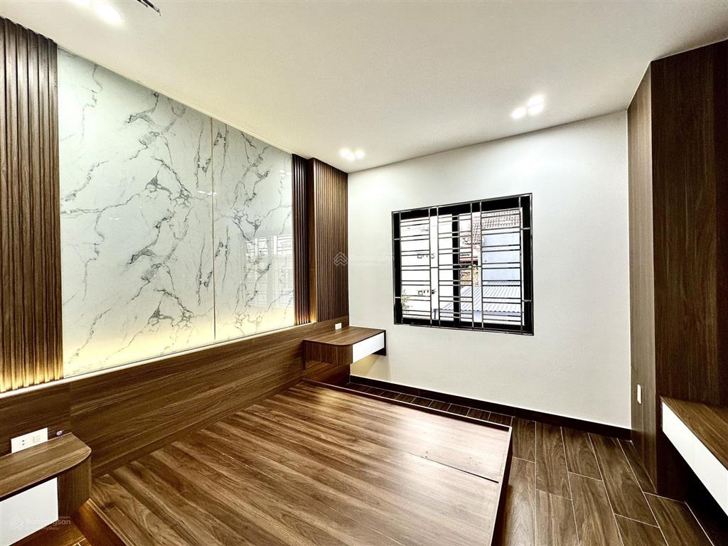 Nhà 5 tầng thang máy mặt ngõ hồ sen  ô tô vào trong ngõ