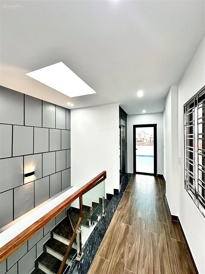 Nhà 5 tầng thang máy mặt ngõ hồ sen  ô tô vào trong ngõ