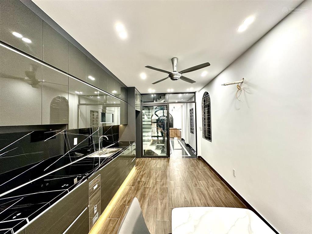 Nhà 5 tầng thang máy mặt ngõ hồ sen  ô tô vào trong ngõ