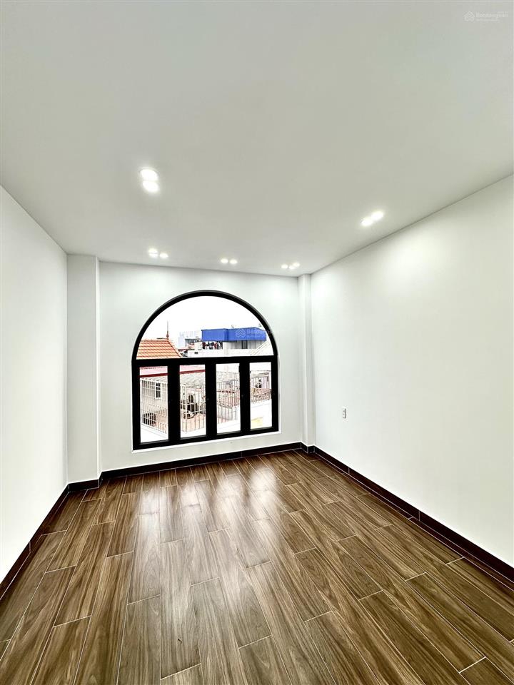 Nhà 5 tầng thang máy mặt ngõ hồ sen  ô tô vào trong ngõ