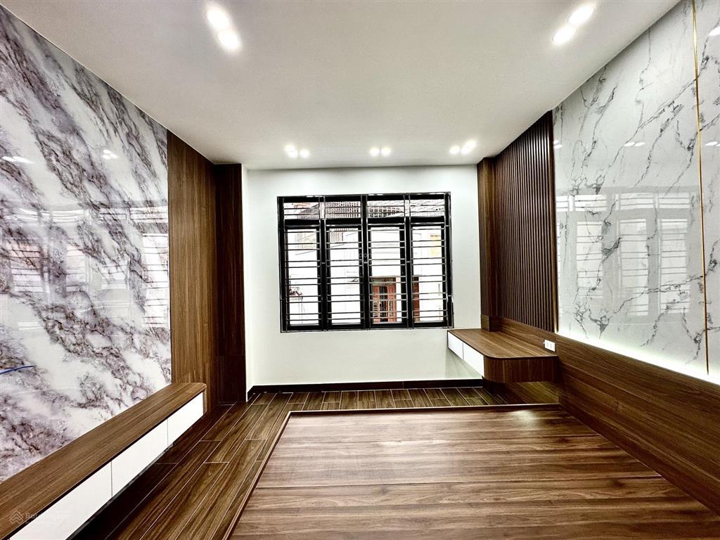 Nhà 5 tầng thang máy mặt ngõ hồ sen  ô tô vào trong ngõ