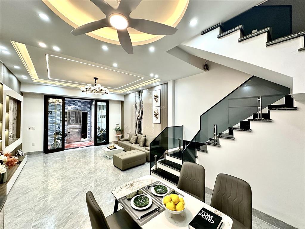Nhà 4 tầng xây mới phố hai bà trưng  full nội thất