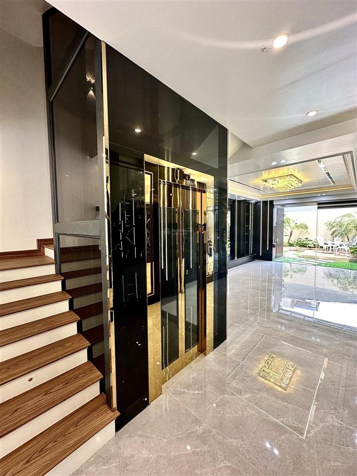 Nhà mặt đường tuyến 2 chợ hàng  135m2 x 5 tầng có thang máy  full nội thất