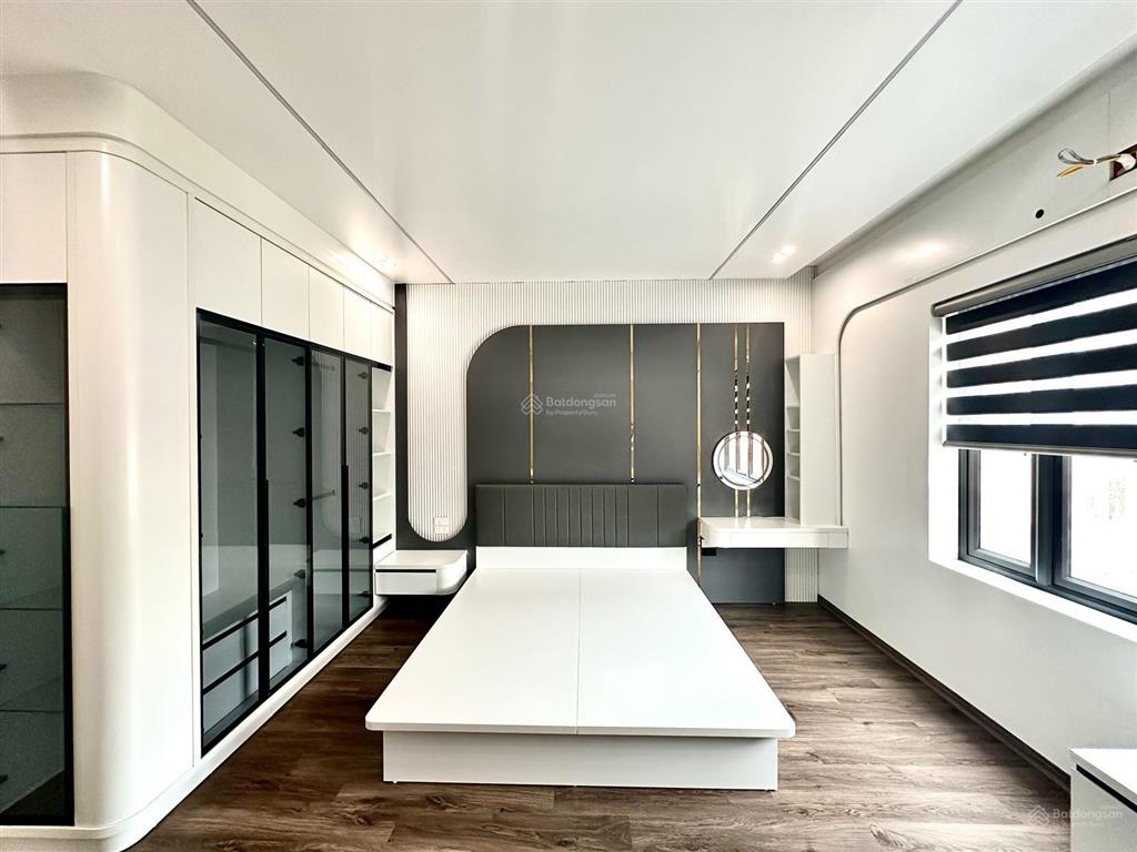 Nhà mặt đường tuyến 2 chợ hàng  135m2 x 5 tầng có thang máy  full nội thất