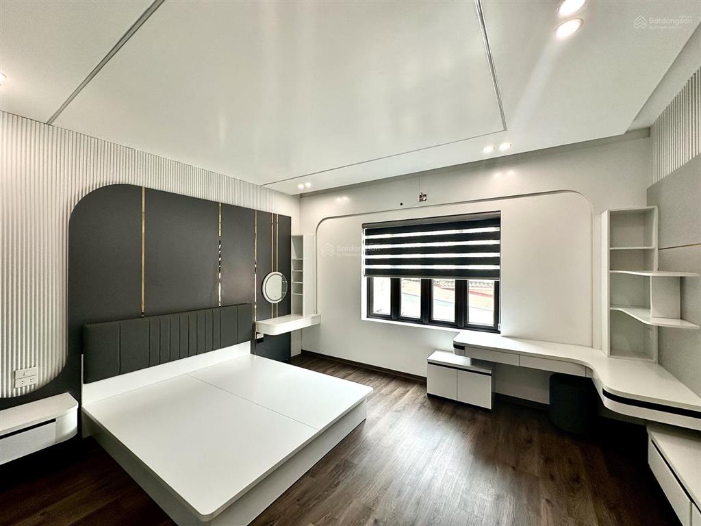 Nhà mặt đường tuyến 2 chợ hàng  135m2 x 5 tầng có thang máy  full nội thất