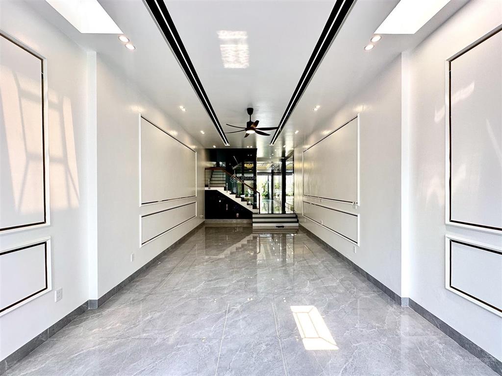 Nhà mặt đường tuyến 2 chợ hàng  135m2 x 5 tầng có thang máy  full nội thất