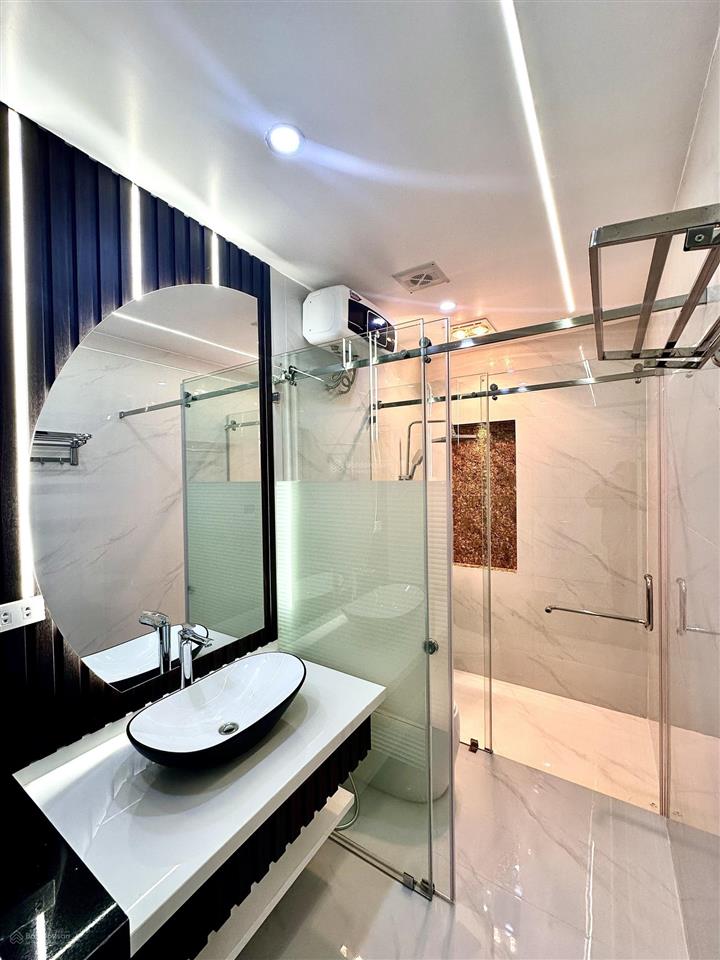 Nhà mặt đường tuyến 2 chợ hàng  135m2 x 5 tầng có thang máy  full nội thất