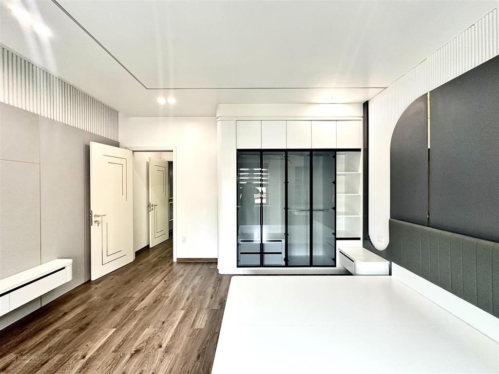 Nhà mặt đường tuyến 2 chợ hàng  135m2 x 5 tầng có thang máy  full nội thất