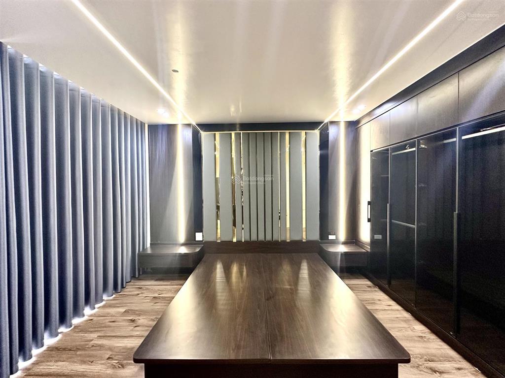 Nhà mặt đường tuyến 2 chợ hàng  135m2 x 5 tầng có thang máy  full nội thất