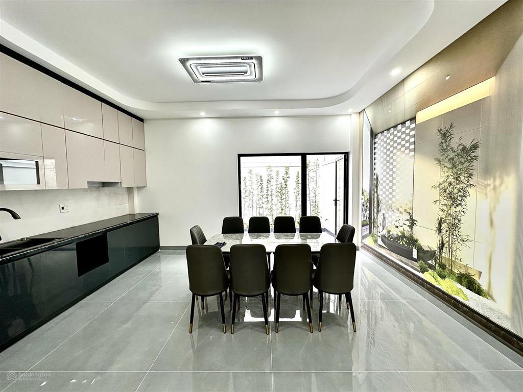 Nhà diện tích rộng 103m2 x 4 tầng sân trước sân sau phố ngô gia tự