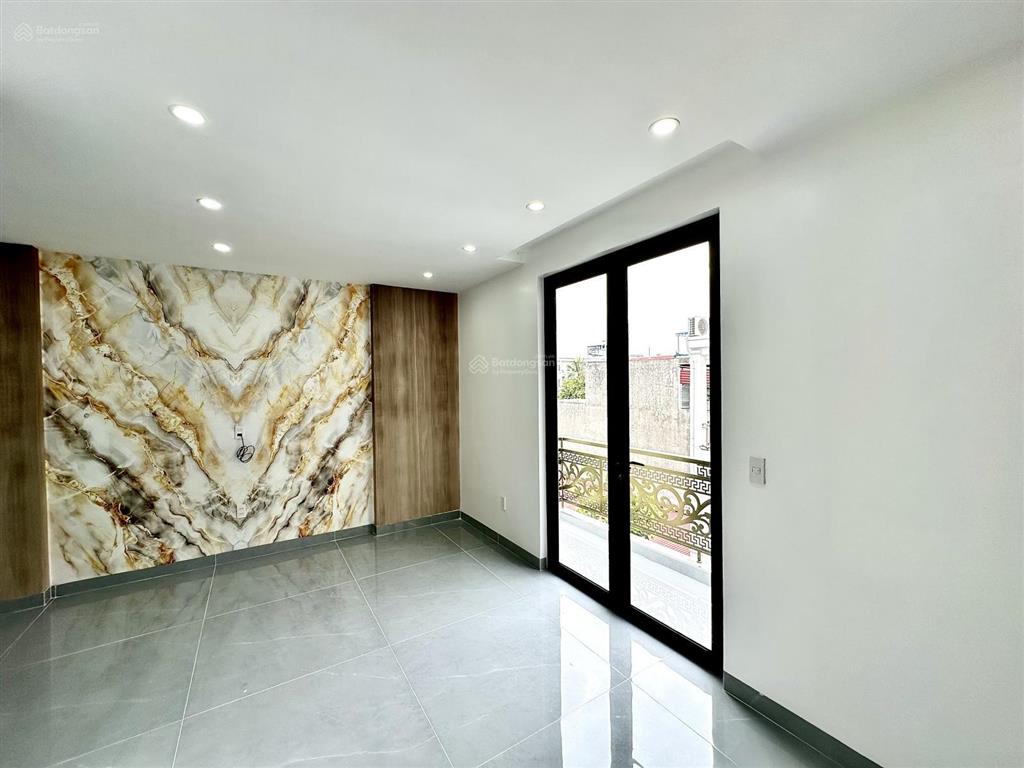 Nhà diện tích rộng 103m2 x 4 tầng sân trước sân sau phố ngô gia tự