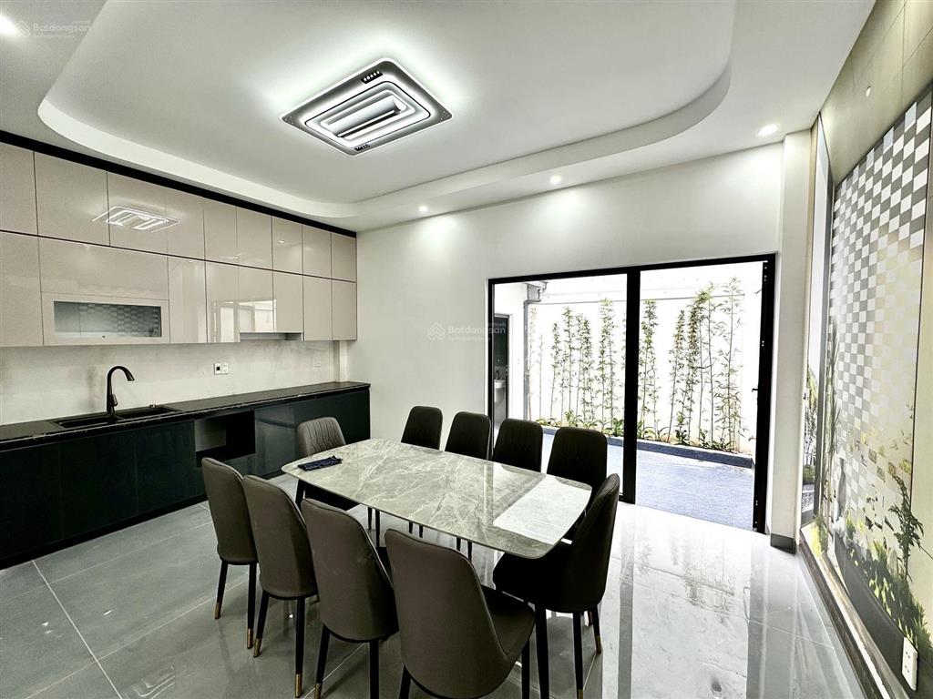 Nhà diện tích rộng 103m2 x 4 tầng sân trước sân sau phố ngô gia tự