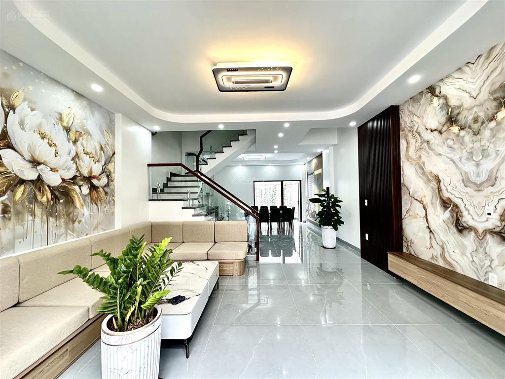 Nhà diện tích rộng 103m2 x 4 tầng sân trước sân sau phố ngô gia tự
