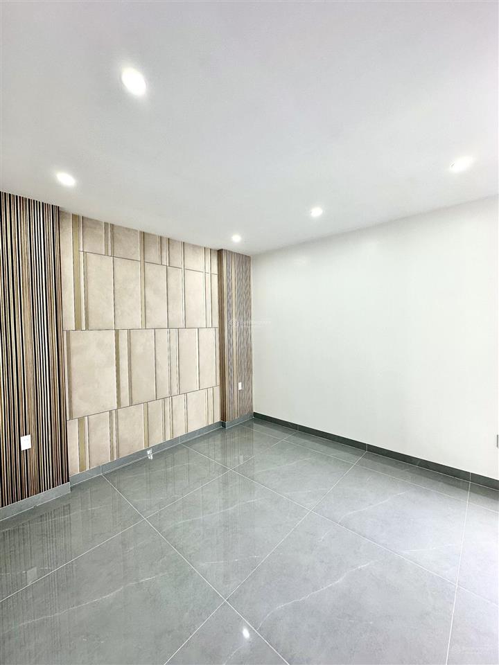 Nhà diện tích rộng 103m2 x 4 tầng sân trước sân sau phố ngô gia tự
