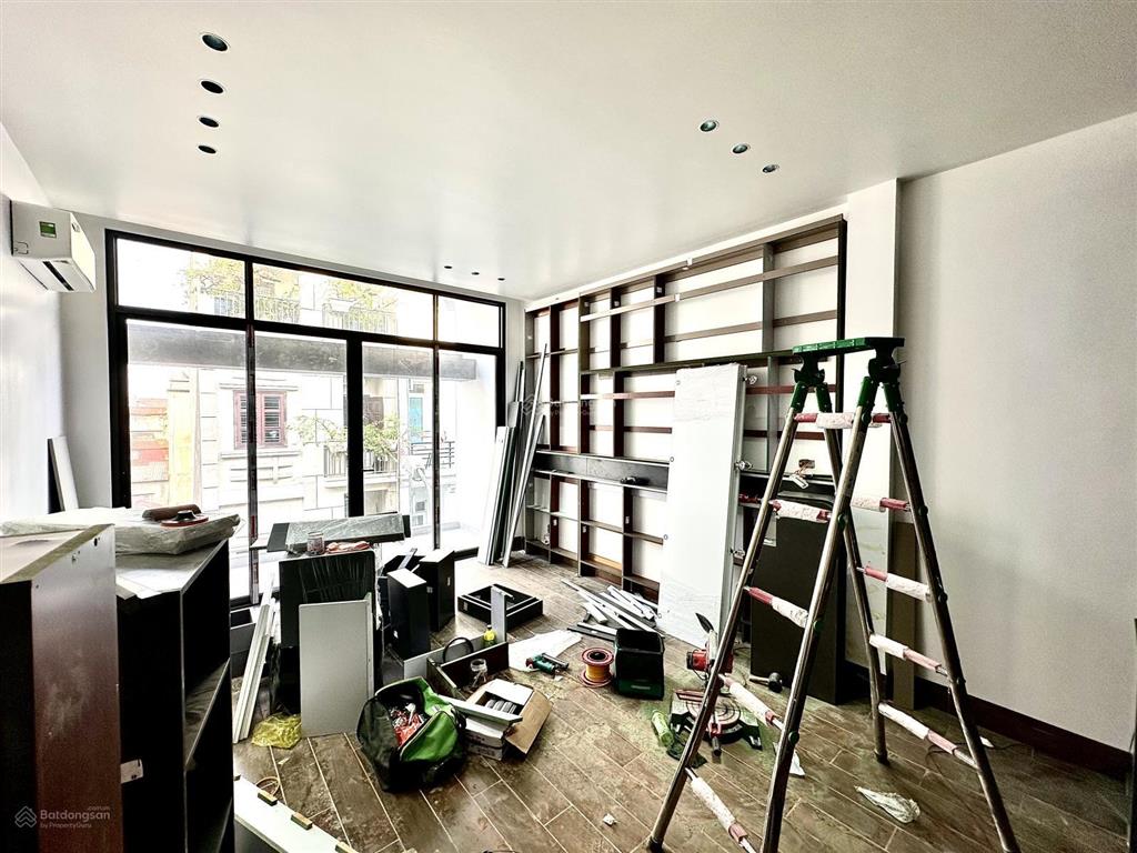 Nhà 4 tầng thang máy mặt đường tuyến 2 lê lợi