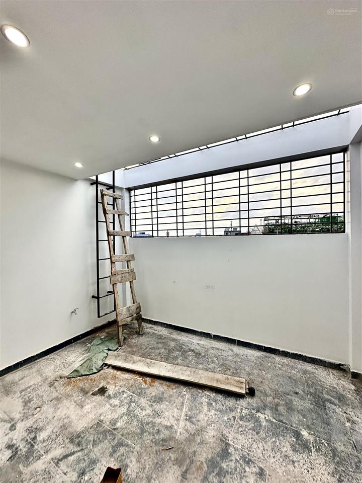Nhà 4 tầng ngõ nông, sân cổng riêng phố hồ sen