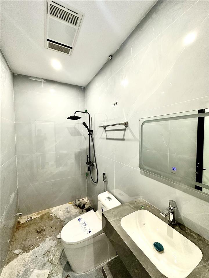 Nhà 4 tầng ngõ nông, sân cổng riêng phố hồ sen