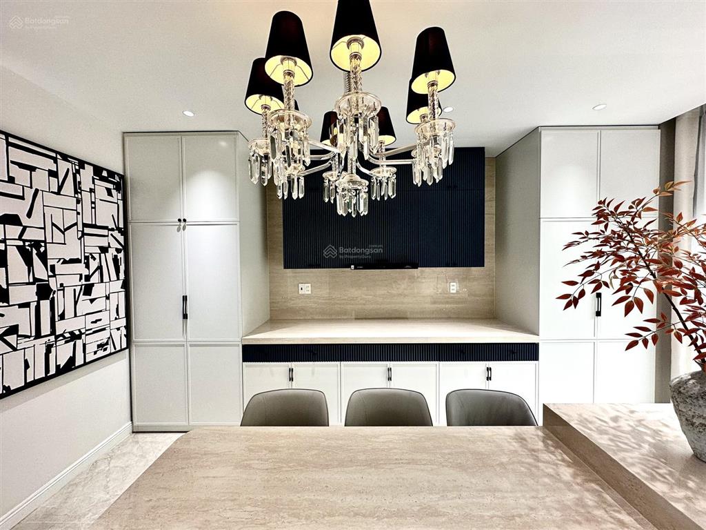 Mặt đường 6 tầng full nội thất tuyến 2 hồ sen  điểm kinh doanh buôn bán, mở showroom, văn phòng