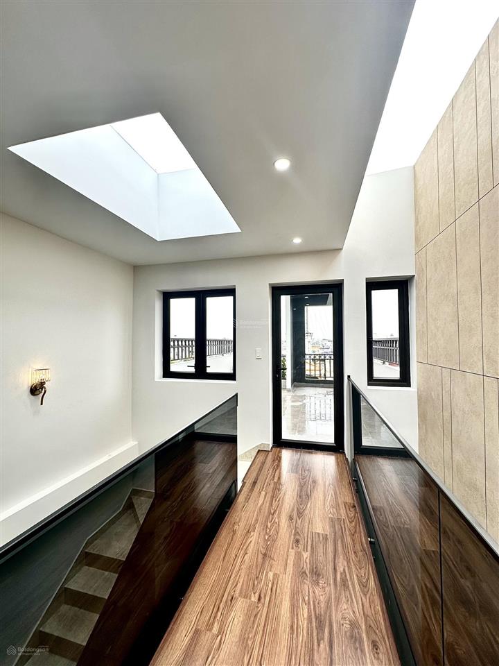 Mặt đường 6 tầng full nội thất tuyến 2 hồ sen  điểm kinh doanh buôn bán, mở showroom, văn phòng