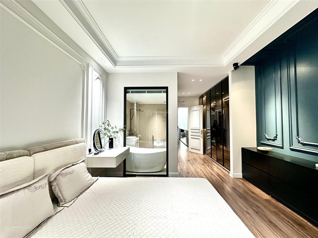 Mặt đường 6 tầng full nội thất tuyến 2 hồ sen  điểm kinh doanh buôn bán, mở showroom, văn phòng