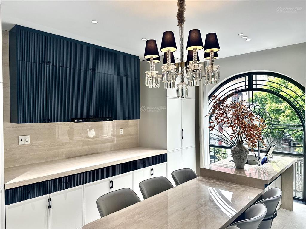 Mặt đường 6 tầng full nội thất tuyến 2 hồ sen  điểm kinh doanh buôn bán, mở showroom, văn phòng