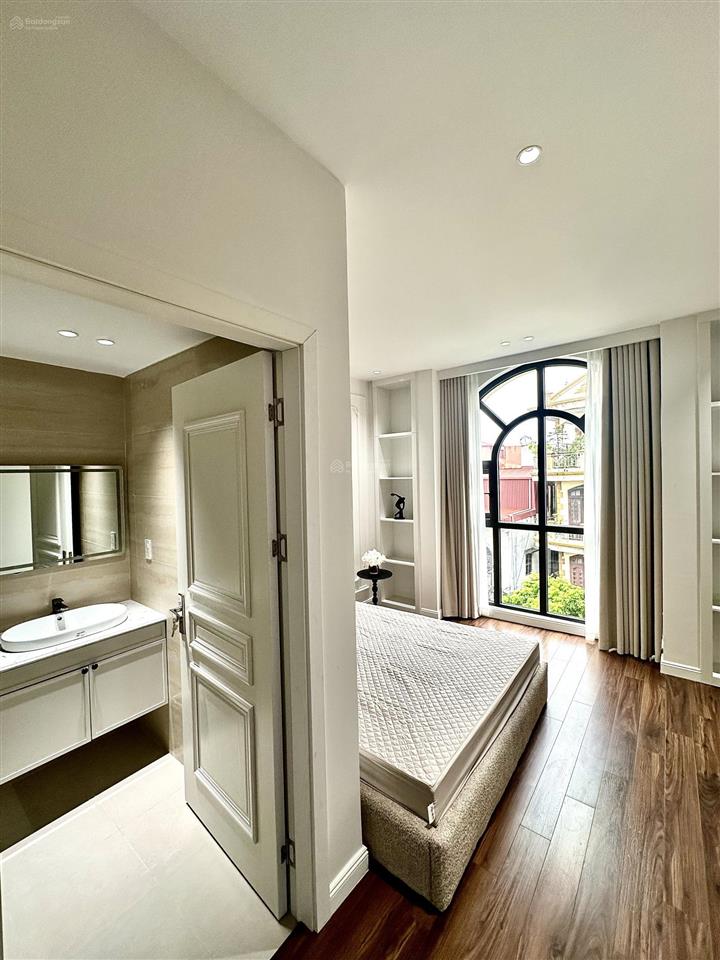 Mặt đường 6 tầng full nội thất tuyến 2 hồ sen  điểm kinh doanh buôn bán, mở showroom, văn phòng