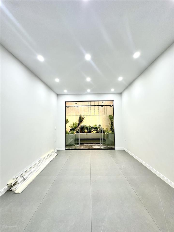 Mặt đường 6 tầng full nội thất tuyến 2 hồ sen  điểm kinh doanh buôn bán, mở showroom, văn phòng