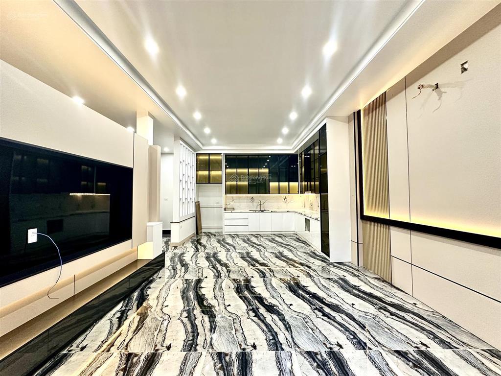 Nhà đẹp vườn hồng diện tích rộng, ô tô đỗ cửa