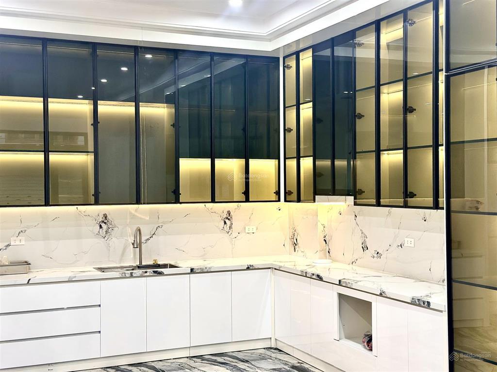 Nhà đẹp vườn hồng diện tích rộng, ô tô đỗ cửa