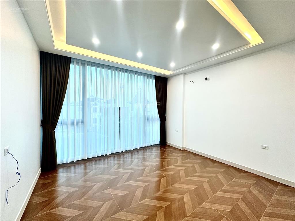 Nhà đẹp vườn hồng diện tích rộng, ô tô đỗ cửa