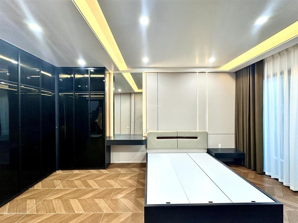 Nhà đẹp vườn hồng diện tích rộng, ô tô đỗ cửa