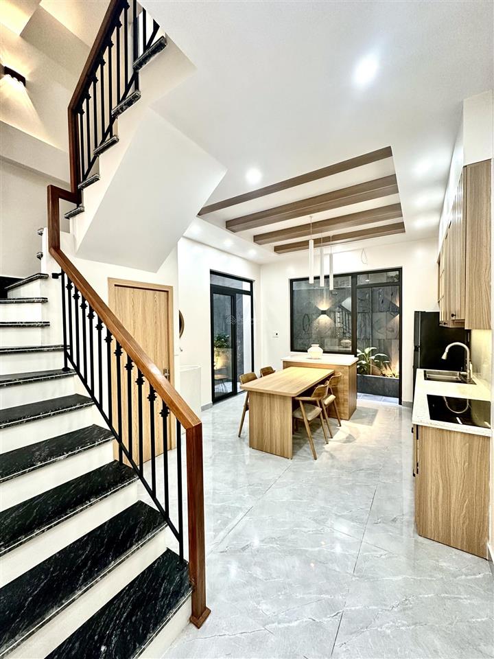 Nhà đẹp trần nguyên hãn ngõ nông sân cổng riêng full nội thất