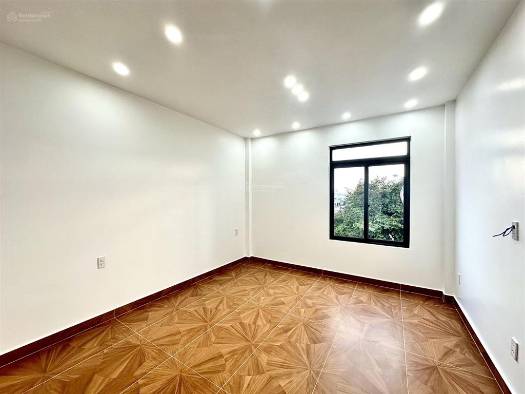 Nhà 4 tầng xây mới đẹp sau mặt đường hồ sen