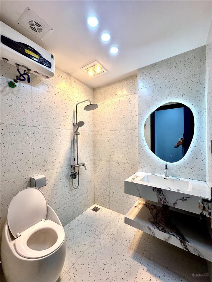 Nhà 4 tầng xây mới đẹp sau mặt đường hồ sen