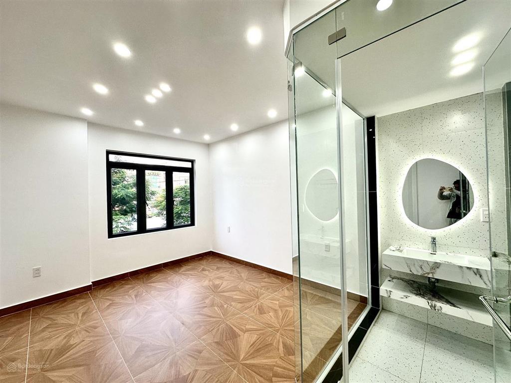 Nhà 4 tầng xây mới đẹp sau mặt đường hồ sen