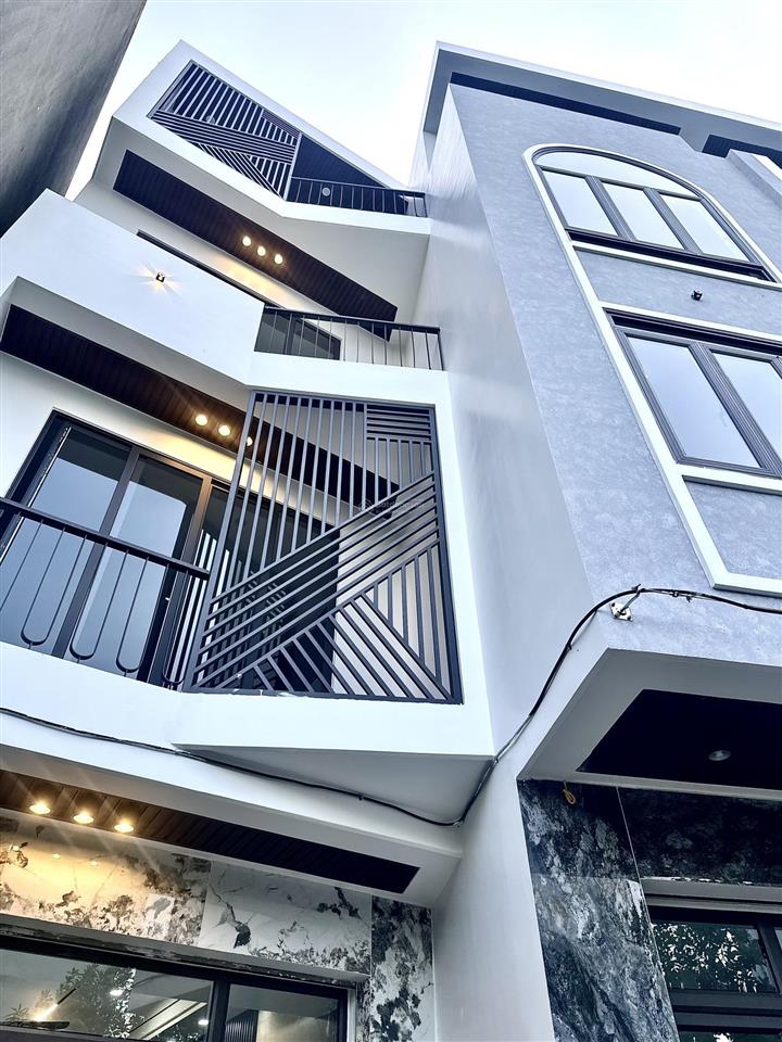Nhà 4 tầng xây mới đẹp sau mặt đường hồ sen
