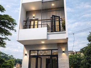 Nhà mới 3 tầng (4x18) mặt tiền kdc long hòa  giá nhỉnh 2 tỷ