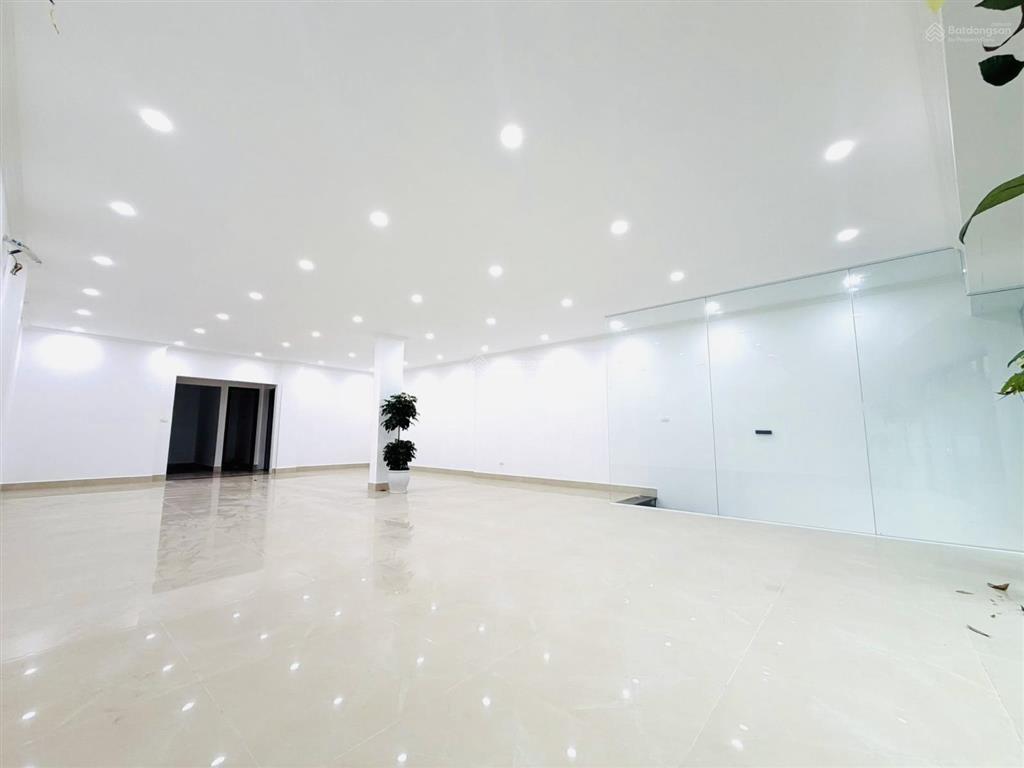 Không dính quy hoạch. mặt phố nghiêm xuân yêm  toà văn phòng 122m2  7t  mặt tiền 8m giá 62,5tỷ