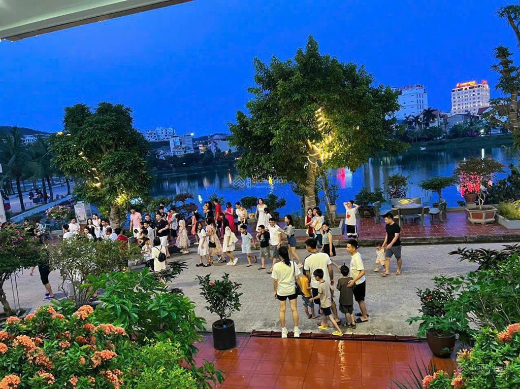 Bán khách sạn bãi cháy hạ long 8 tầng 30 phòng gần hồ hùng thắng giá 32 tỷ