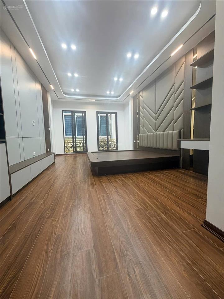 Bán nhà trần quốc hoàn cầu giấy dt 35m2 x 6m mt 4m giá 17,5 tỷ có thương lượng