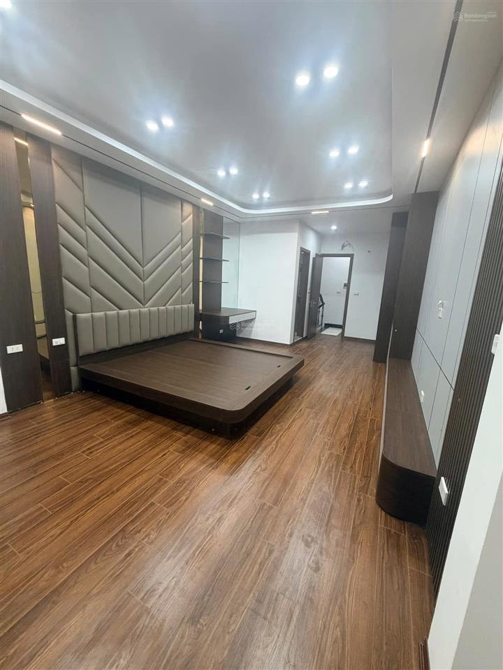 Bán nhà trần quốc hoàn cầu giấy dt 35m2 x 6m mt 4m giá 17,5 tỷ có thương lượng