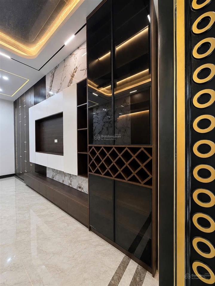 Bán nhà trần quốc hoàn cầu giấy dt 35m2 x 6m mt 4m giá 17,5 tỷ có thương lượng