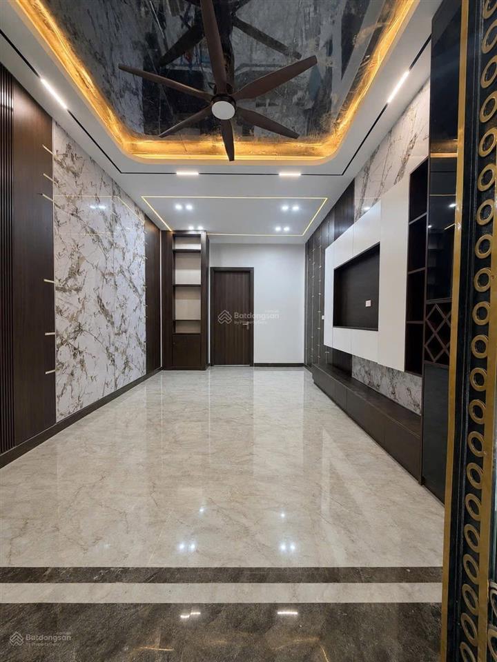 Bán nhà trần quốc hoàn cầu giấy dt 35m2 x 6m mt 4m giá 17,5 tỷ có thương lượng